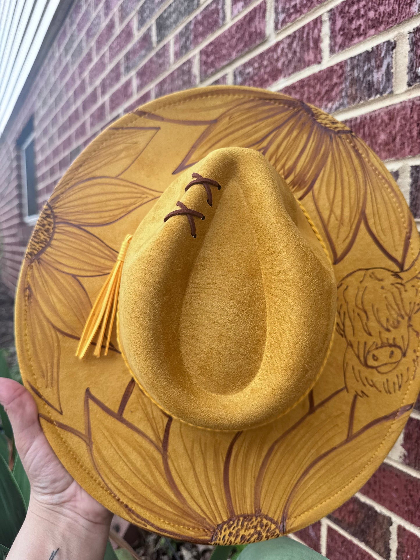 Sunny Highland. Adult adj brim