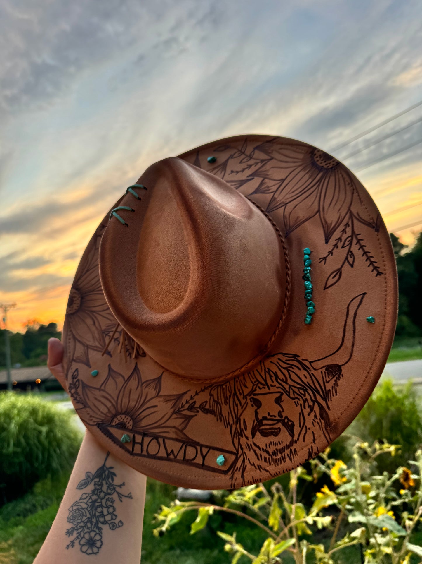Howdy Highland - Adult adj brim suede hat.
